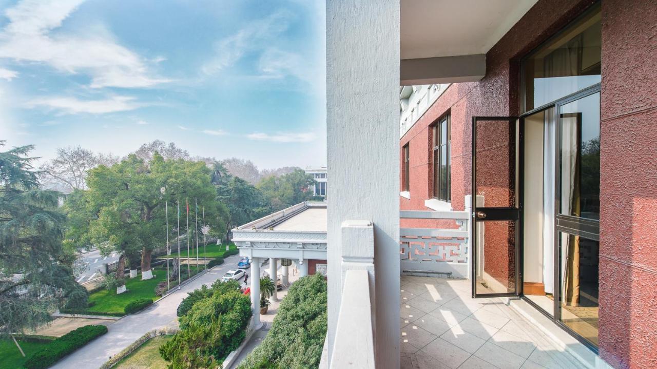 Shangri-la - The Back Garden Of West Hangzhou